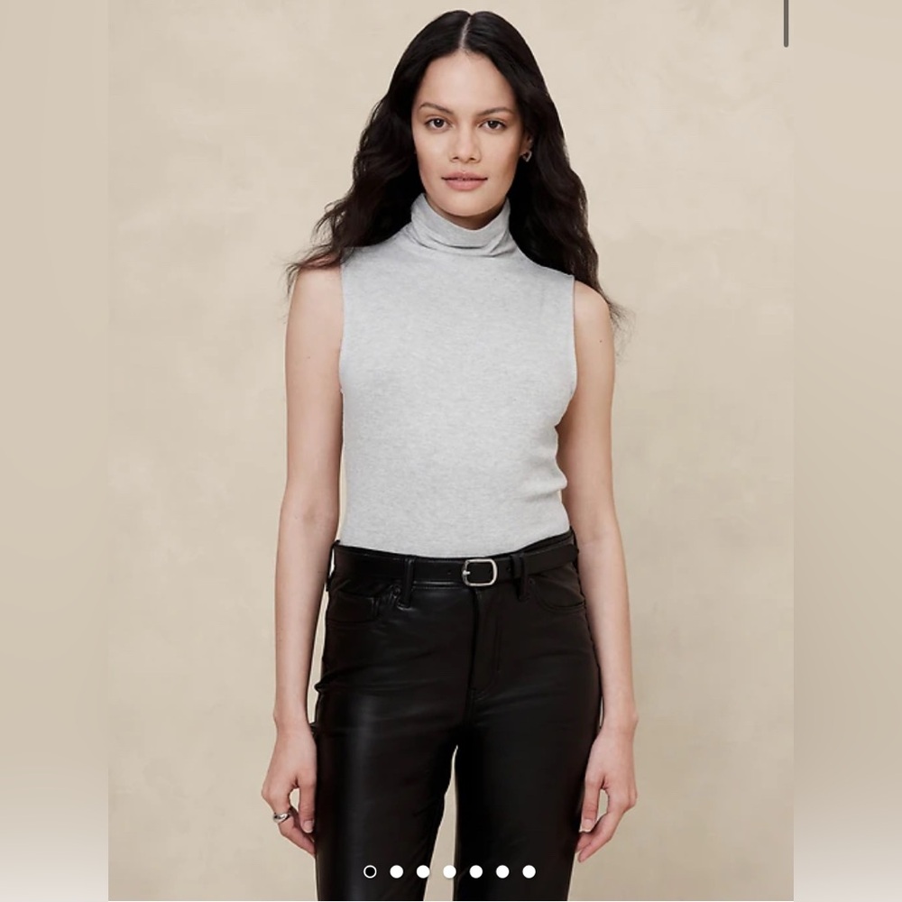 Soft luxe NWT banana republic sleeveless mockneck in oatmeal